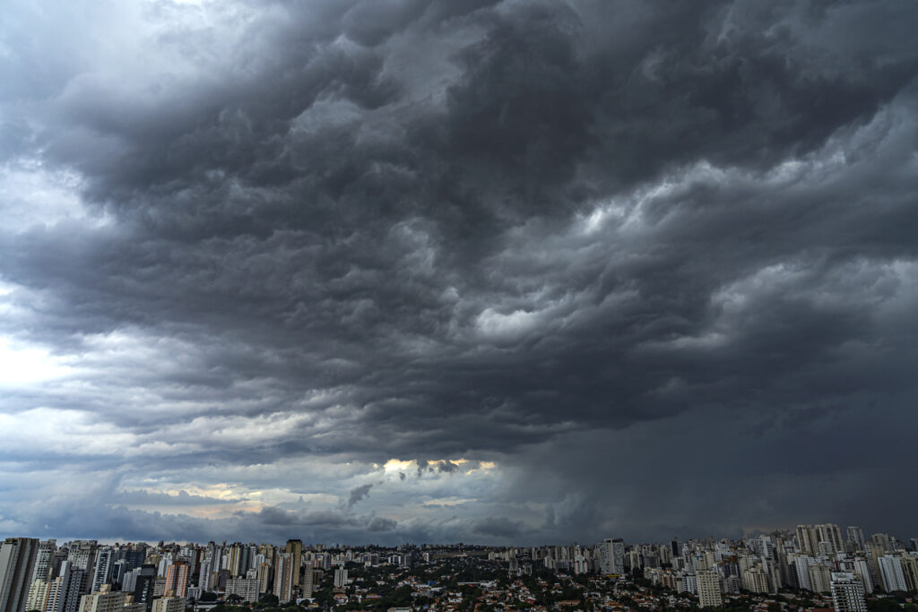 Entenda como o tempo no fim de semana pode mudar segundo a meteorologia