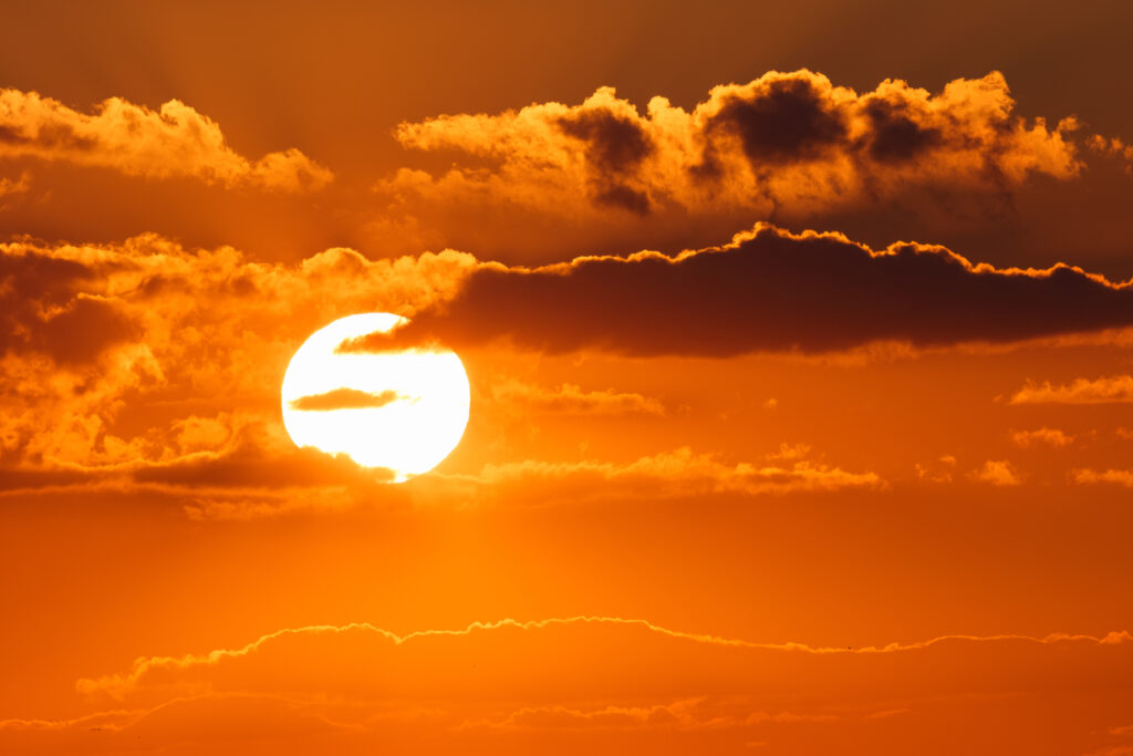 Sol forte com algumas nuvens durante onda de calor