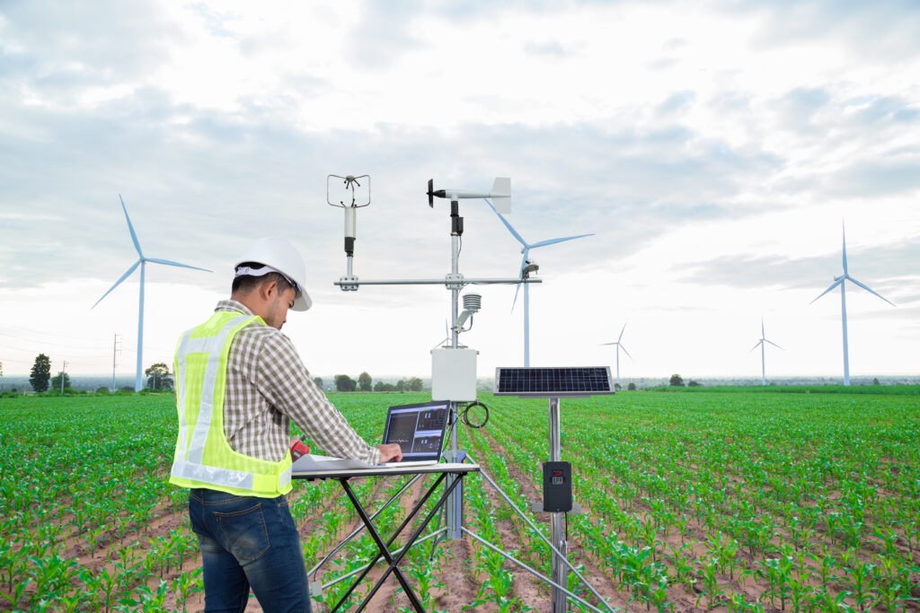 Agrônomo utilizando dados de meteorologia nas decisões de negócio no setor de agro