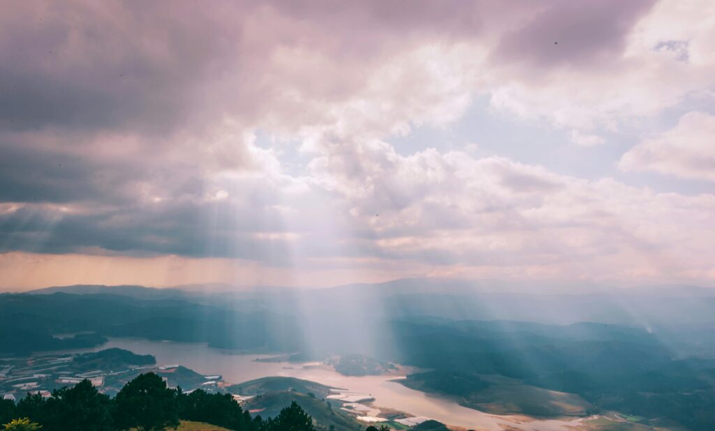 Nuvens e raios de sol iluminando cidade com clima e tempo agradáveis