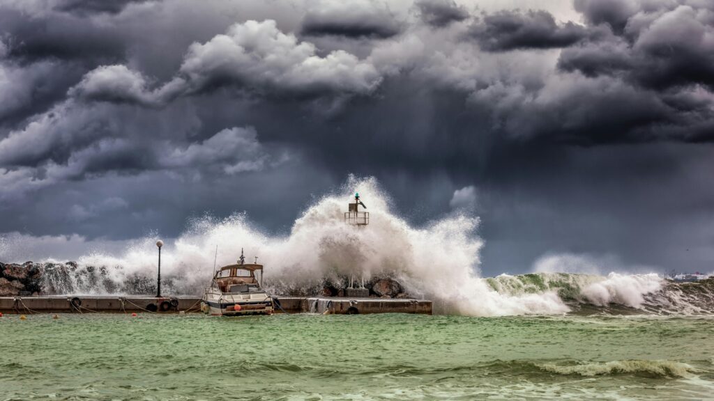 Onda gigante atinge barco durante tempestade, um fenômeno climático extremo