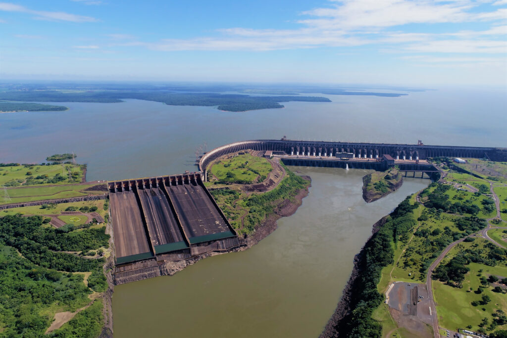 A produção de energia hidrelétrica é altamente dependente do volume de chuvas e do escoamento superficial