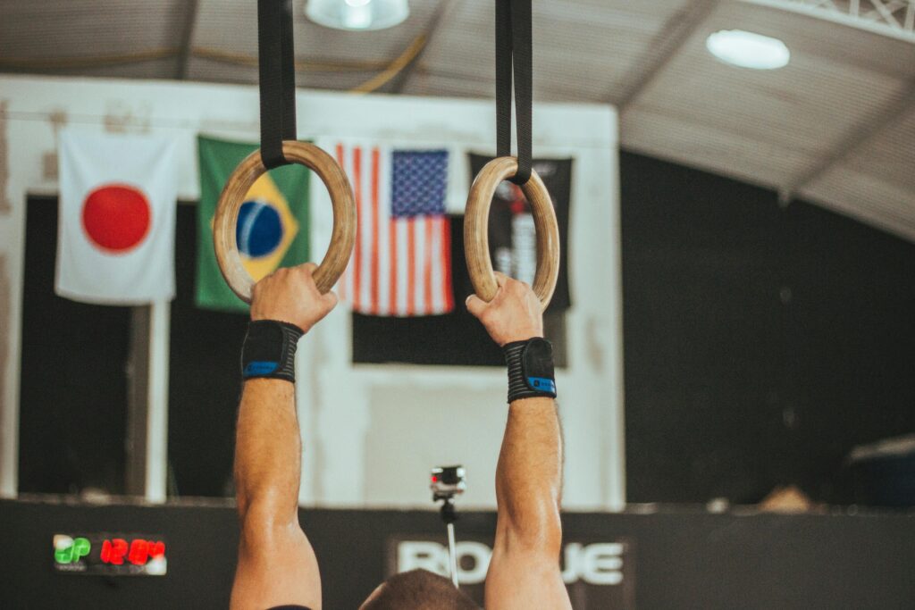 Atleta da ginástica segurando arcos durante as Olimpíadas